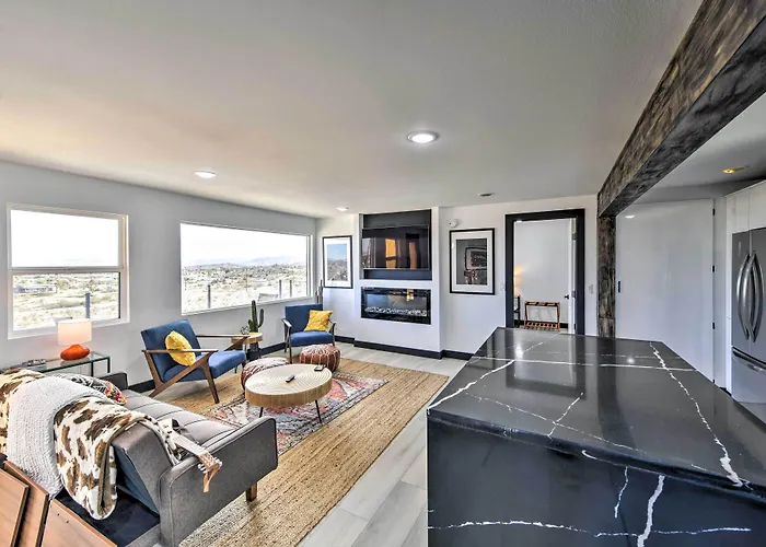Hilltop Oasis W/ Sweeping Landscape Views