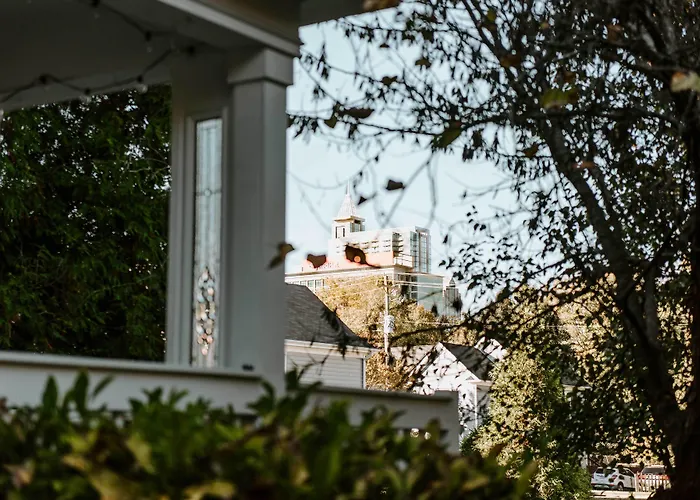 Home With Outdoor Oasis In Downtown Raleigh!