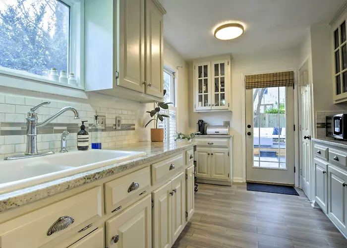 Home With Outdoor Oasis In Downtown Raleigh!