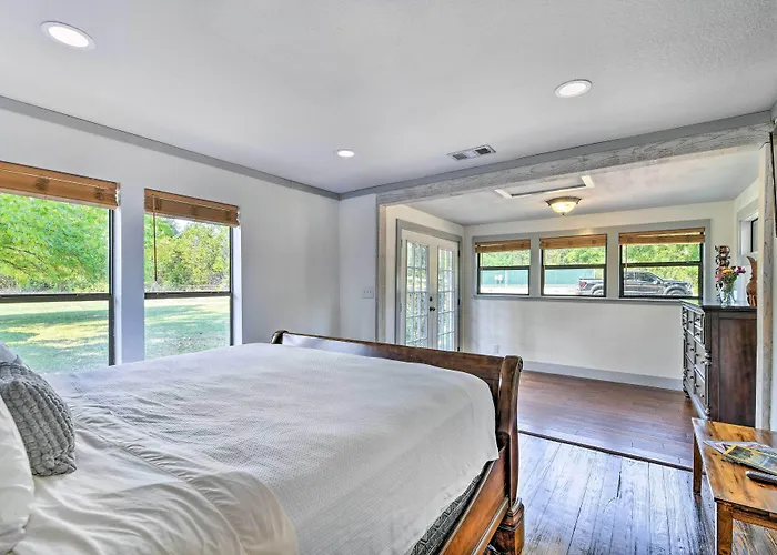 Spacious Glen Rose Home On Paluxy Riverfront
