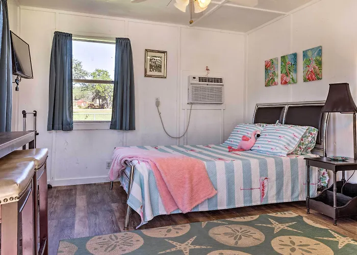 Flirty Flamingo' Studio: 1 Mi To Canyon Lake