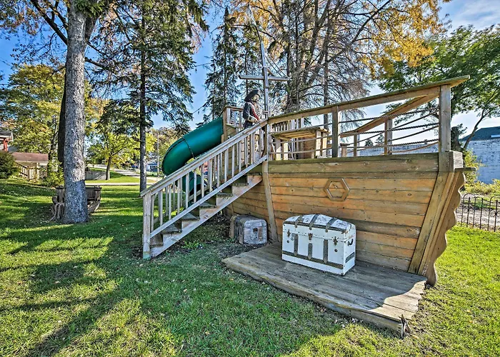 Lakefront Home W/ Game Room, Theater & Dock!