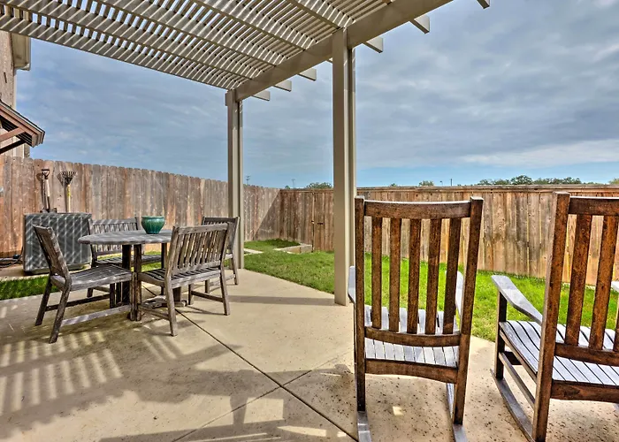 College Station Townhouse W/ Private Patio