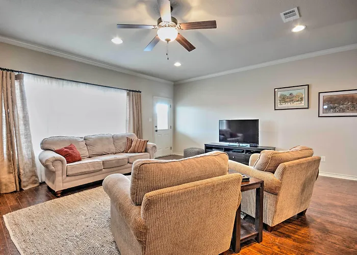 College Station Townhouse W/ Private Patio