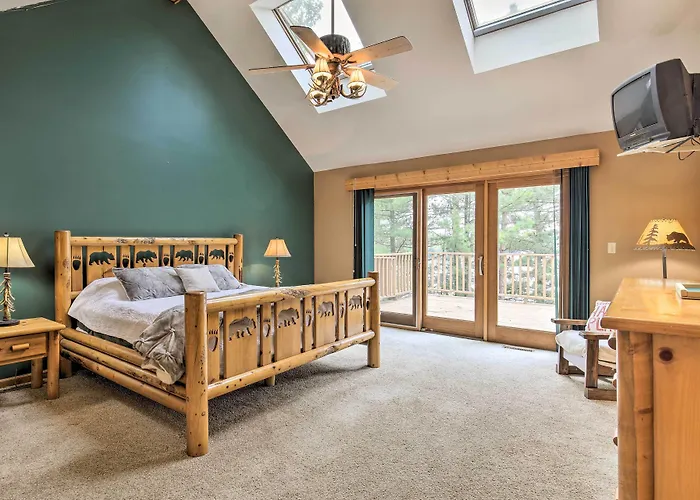 Waterfront Lake Tomahawk Cabin W/ Game Room!