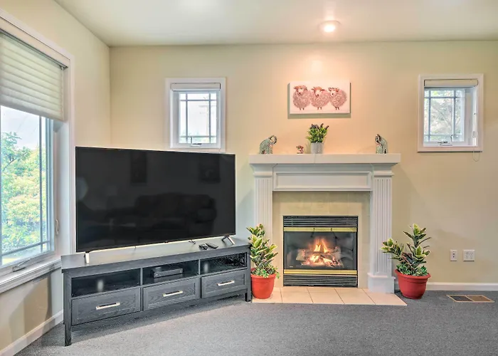 Charming Medford Getaway ~ 4 Miles To Downtown!