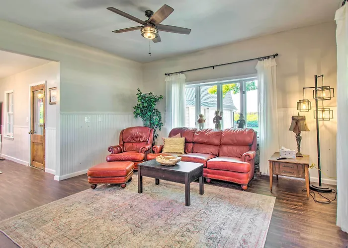 Beautifully Restored Farmhouse In Marshall!