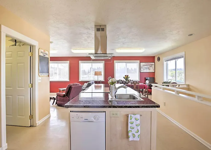 Waldport Townhome W/ Dog Run On Alsea Bay!