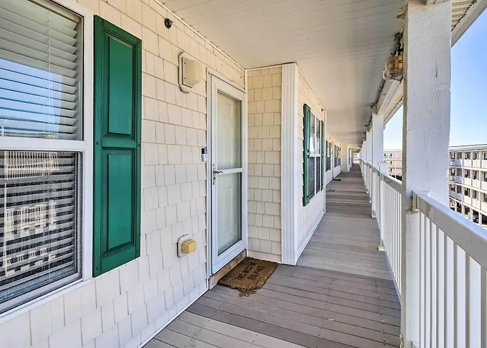 Oak Island Condo - Walk To The Beach!