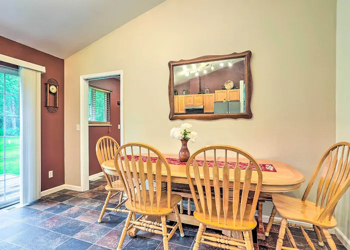 Charming Wasilla Retreat: Walk To Lake Lalen!