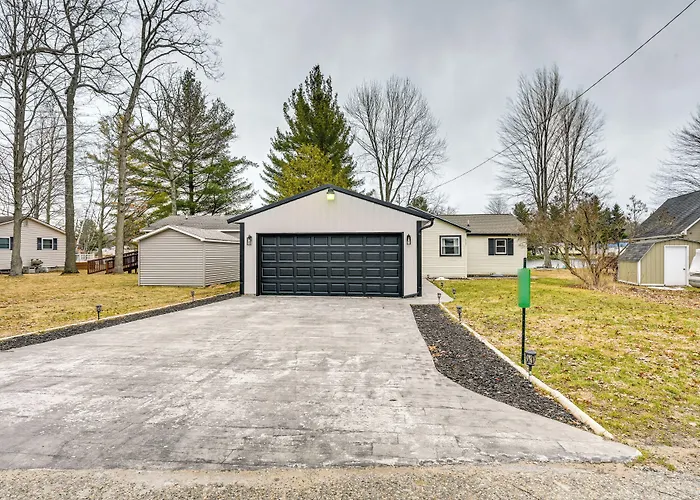 Sand Lakefront Retreat | Private Dock & Fire Pit