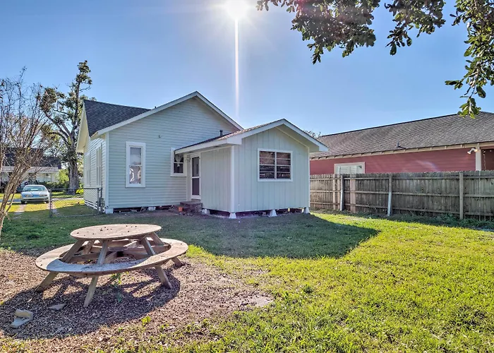 Lake Charles Cottage W/ Fireplace & Yard!