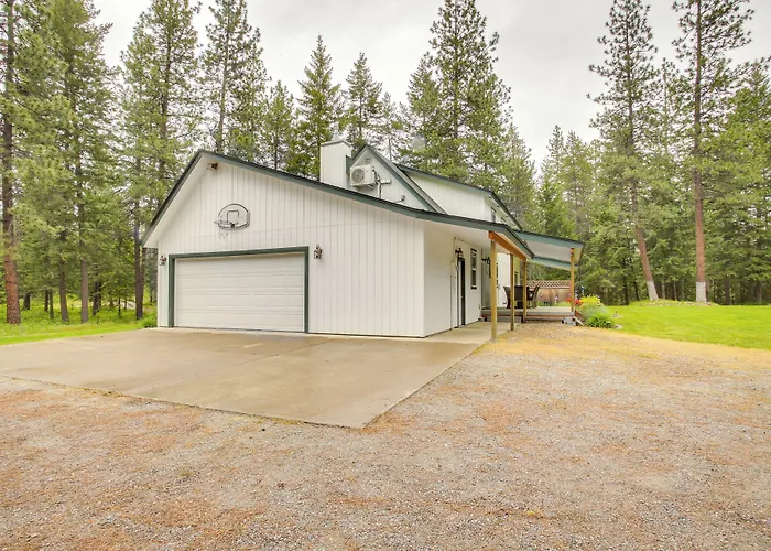 10 Mi To Silverwood: Secluded Getaway!