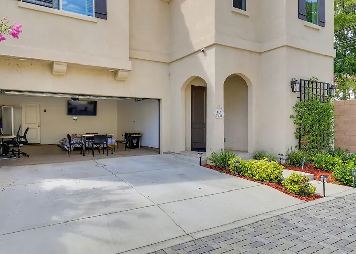 Pet-Friendly Paramount Home, 16 Mi To Los Angeles!