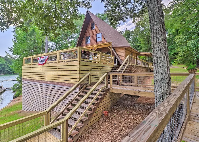 Lake Martin Cabin W/ Luxury Dock & Kayaks!