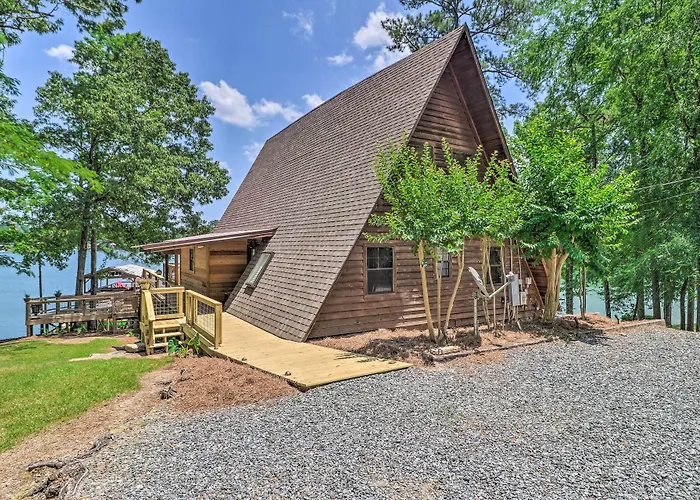 Lake Martin Cabin W/ Luxury Dock & Kayaks!