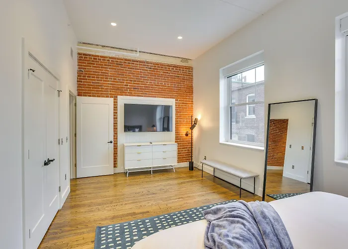 Downtown Omaha Getaway W/ Deck & Gas Grill!