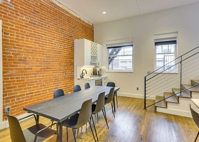 Downtown Omaha Getaway W/ Deck & Gas Grill!