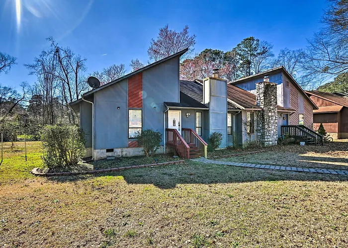 Updated Fayetville Townhome-Away-From-Home W/ Yard