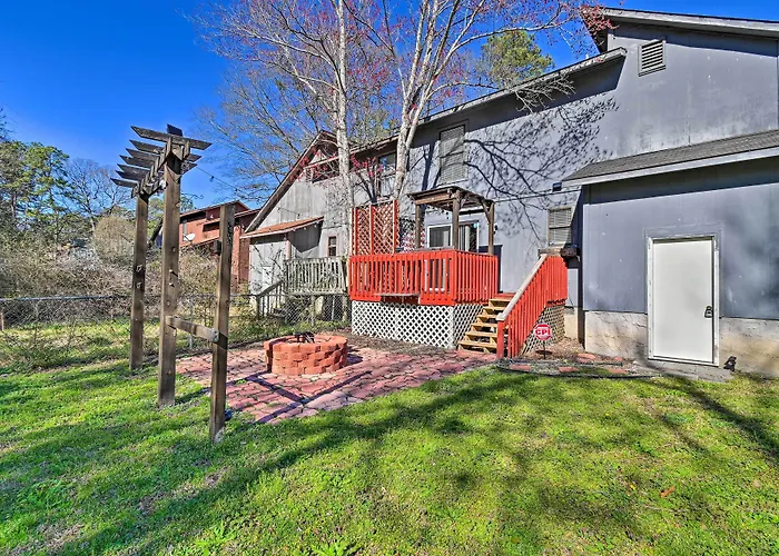 Updated Fayetville Townhome-Away-From-Home W/ Yard
