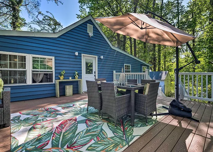 Adorable Beach Cottage W/ Hot Tub & Tropical Bar!