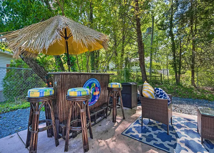 Adorable Beach Cottage W/ Hot Tub & Tropical Bar!
