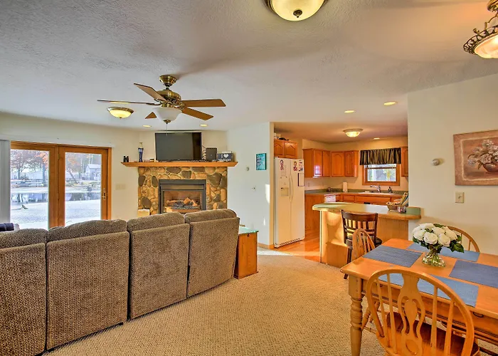 Cozy Riverfront Home W/ Fire Pit In Houghton Lake!