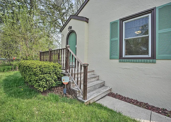 Benton Harbor 'Gracie Cottage' W/ Hot Tub + Yard!
