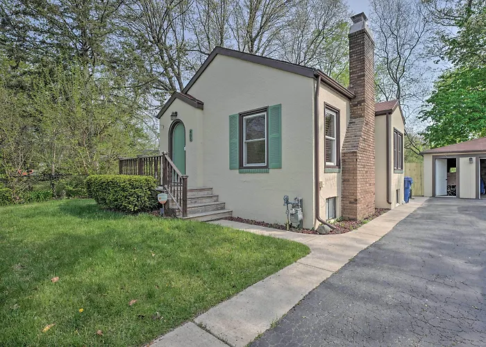 Benton Harbor 'Gracie Cottage' W/ Hot Tub + Yard!