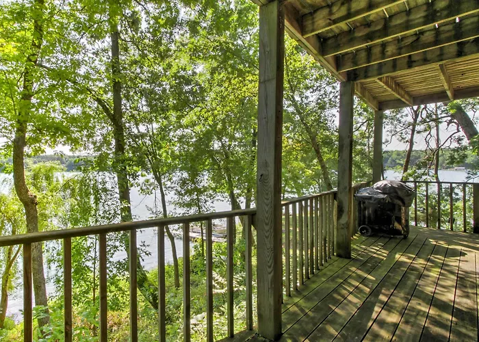 Waupaca Lakefront Home W/ Pool Table & Dock!