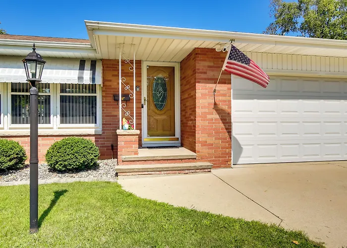 Walk To Lambeau Field: Green Bay Retreat