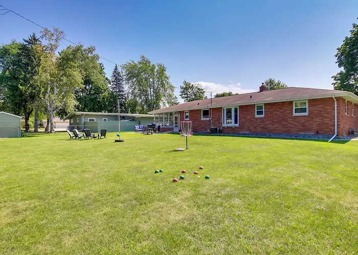 Walk To Lambeau Field: Green Bay Retreat