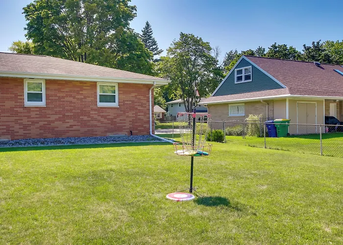 Walk To Lambeau Field: Green Bay Retreat