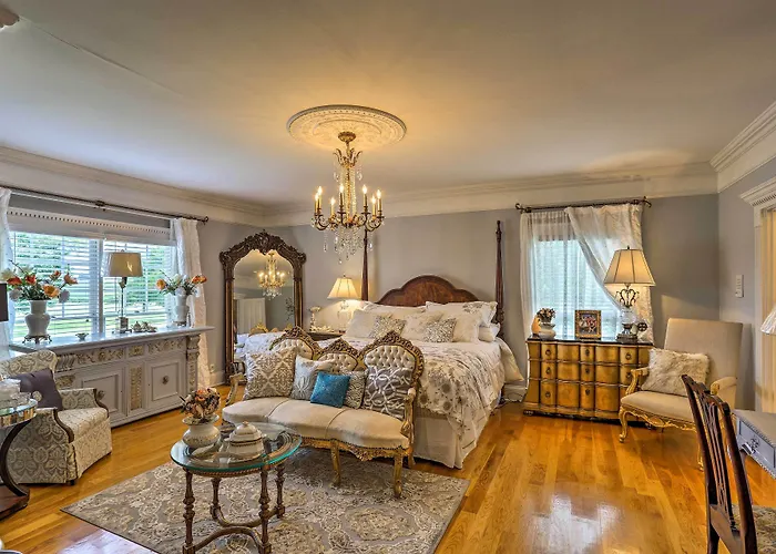 Historic Cedar Hill Mansion On Large Farm W/ Pool!