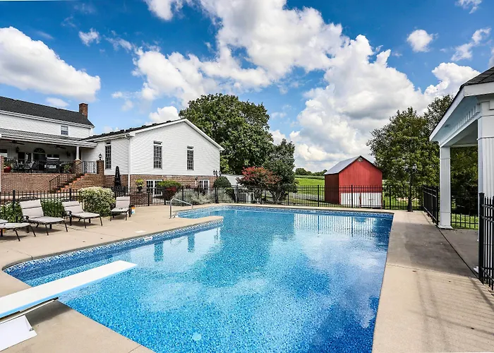 Historic Cedar Hill Mansion On Large Farm W/ Pool!