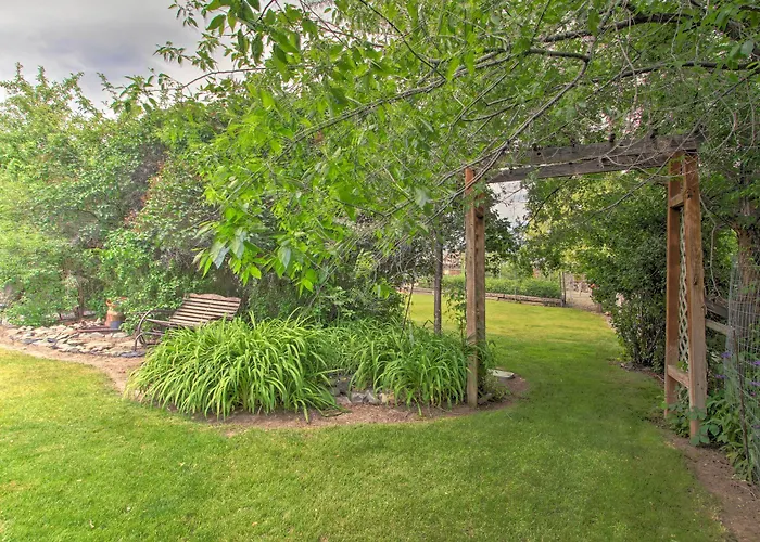 Cozy Home W/ Hot Tub: Half Mi To Salmon River!