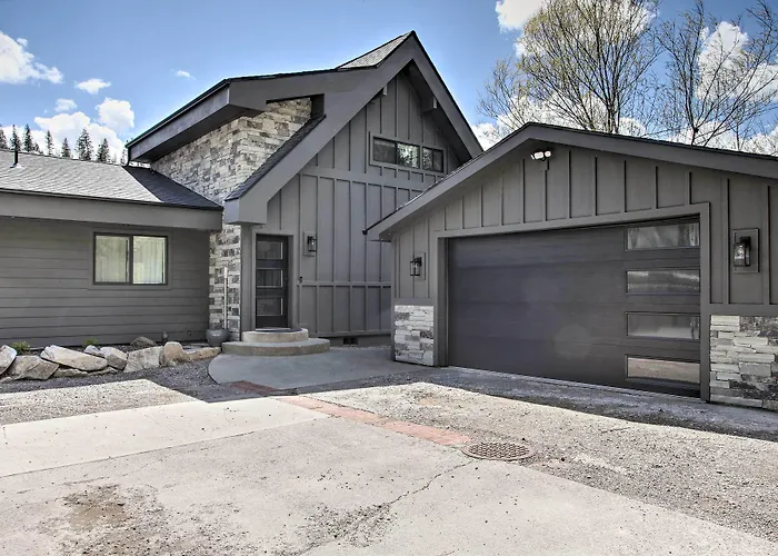 A Contemporary Dream: Lakefront Rathdrum Oasis!