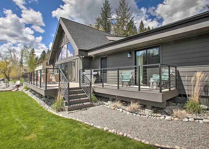 A Contemporary Dream: Lakefront Rathdrum Oasis!