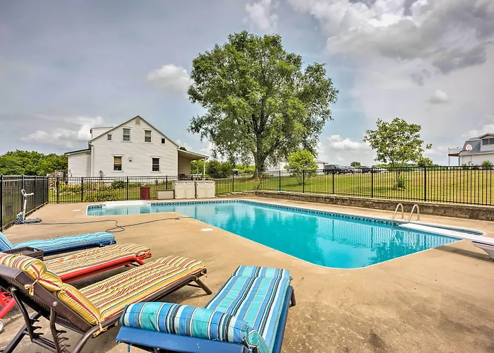 Cozy Missouri Retreat W/ Pool, Pond & Fire Pit!