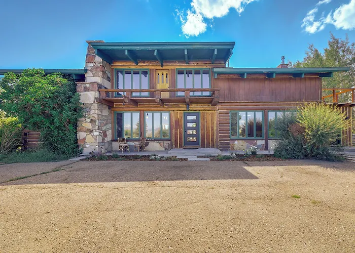 Spacious Pinedale Home W/ Mountain Range View