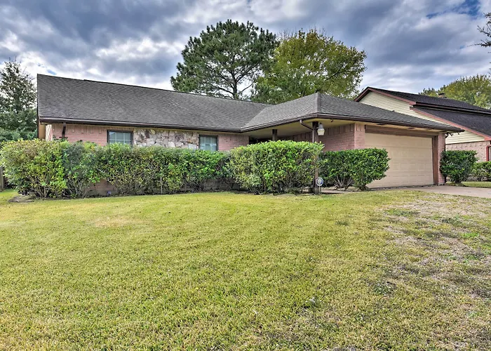 Pet-Friendly Missouri City Home W/ Fenced-In Yard!
