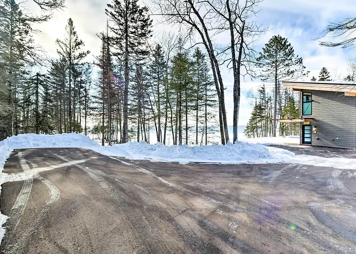 Lake Superior Fall/Winter Cabin: Fire Pit & Beach