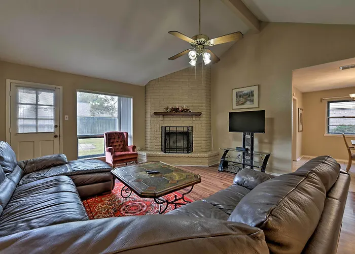 Pet-Friendly Missouri City Home W/ Fenced-In Yard!