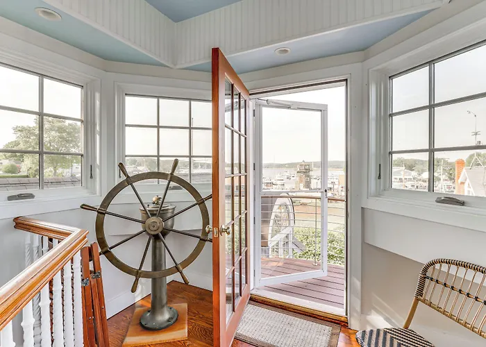 Downtown Essex Apartment - Steps To River!