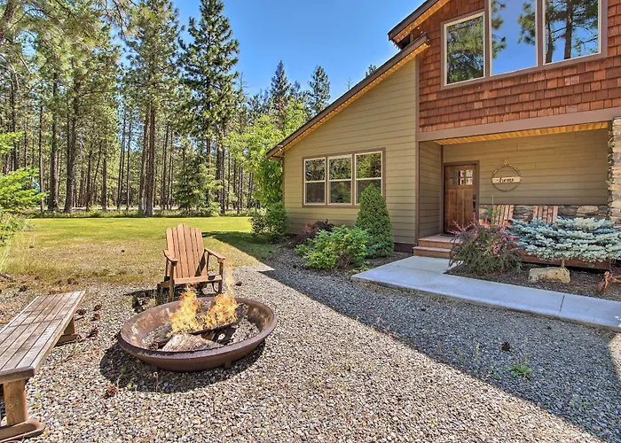 Modern-Rustic Ronald Getaway: Hot Tub, Grill!