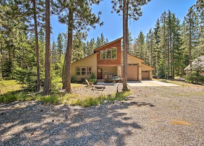 Modern-Rustic Ronald Getaway: Hot Tub, Grill!