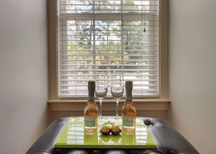 4 Mi To Dtwn: Simplistic Summerville Studio