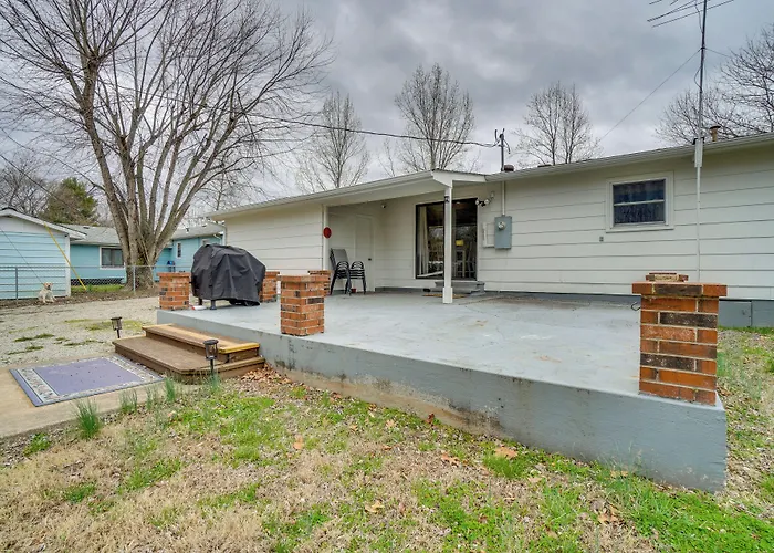 Shell Knob Home W/ Fire Pit, Near Table Rock Lake!