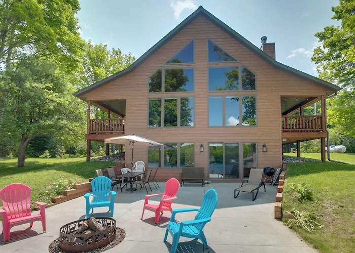 Lakefront Cottage In Iron River: 3 Mi To Skiing!