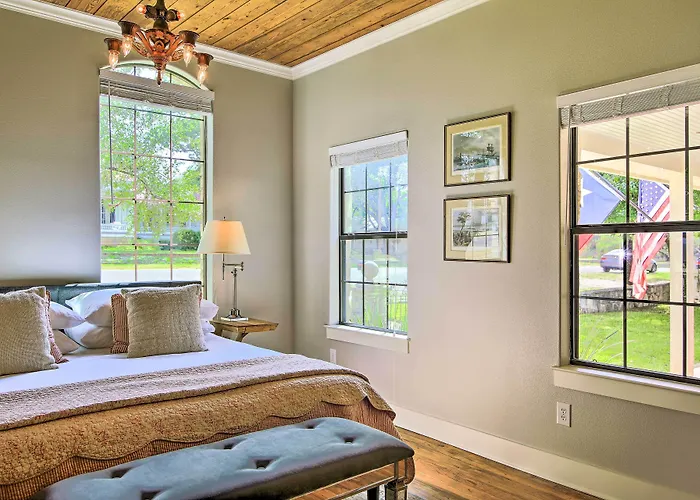 Beautiful Hill Country Cottage - Walk To Downtown!